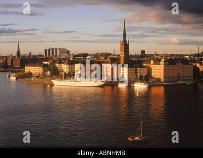 Kirchturm von Riddarholmen Chruch auf Insel Riddarholmen reflektiert Riddarfjarden Gewässer in Stockholm in der Nähe von sunset Stockfoto