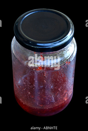 Fast leeres Glas Marmelade auf einem schwarzen Hintergrund Stockfoto
