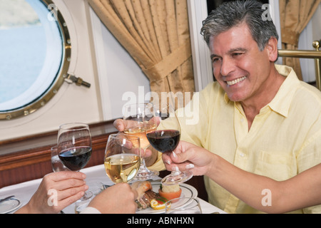 Paare, die einander mit Wein Toasten Stockfoto