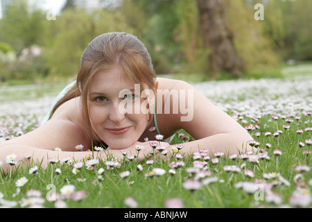 Frau im Gras liegen Stockfoto