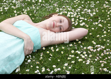 Frau liegt auf dem Rasen Stockfoto