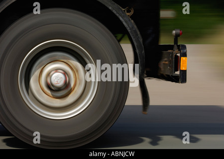 Lkw-Rad in Bewegung Stockfoto
