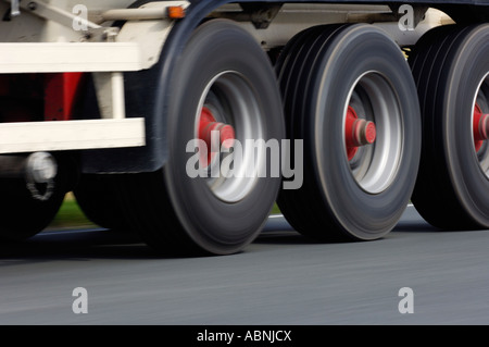 LKW-Räder in Bewegung Stockfoto