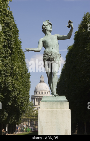 L Acteur Grec Bronze Sculputre von Arthur Bourgeois und dem Pantheon Paris Frankreich Stockfoto