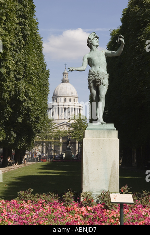 L Acteur Grec Bronze Sculputre von Arthur Bourgeois und dem Pantheon Paris Frankreich Stockfoto