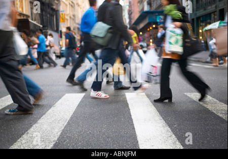 Fußgänger über die Straße, Soho, New York, USA Stockfoto