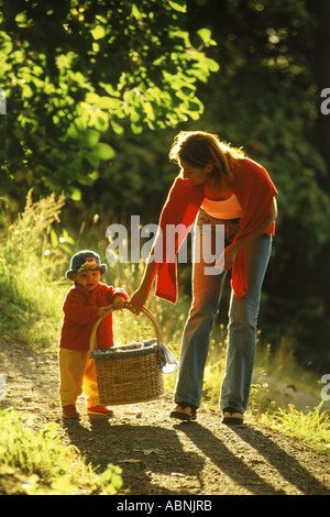 Mutter und Tochter auf Weg mit Picknick-Korb Stockfoto