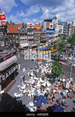Im Sommer Touristen, Straßenbahnen und Straßenmusikanten in Outdoor-Bürgersteig Restaurants am Rembrandt-Platz in Amsterdam Stockfoto