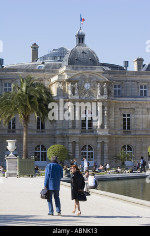 Mann und Frau Fuß neben dem Octagonal See oder Grand Bassin am Jardin du Luxemburg Paris Frankreich Stockfoto