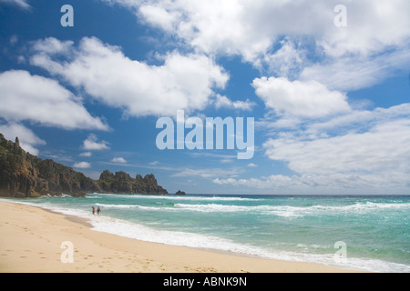 Cornwall Pedn Vounder Pednvounder sandigen Strand mit Brandung und den Klippen von Treryn Dinas Treen Klippen Porthcurno Stockfoto