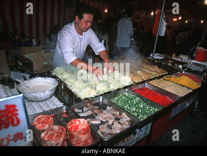 Kashihara Schrein Garküche dienen Okonomi-Yaki-japanisches herzhafte Pfannkuchen Neujahr feiern Nara Präfektur Japan Stockfoto
