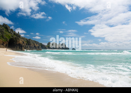 Cornwall Pedn Vounder Pednvounder sandigen Strand mit Brandung und den Klippen von Treryn Dinas Treen Klippen Porthcurno Stockfoto