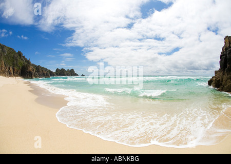 Cornwall Pedn Vounder Pednvounder sandigen Strand mit Brandung und Klippen der Treryn Dinas Treen Klippen Porthcurno Stockfoto