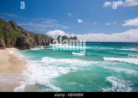 Cornish Küste Pedn Vounder Pednvounder Sandstrand Surf Rock atemberaubende Klippen von Treryn Dinas Treen Klippen Logans Stockfoto