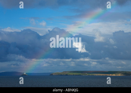 Regenbogen über Godrevy Leuchtturm mit blauem Meer und weißen Wolken im Himmel über den Ozean in der Nähe von St Ives Cornwall Südwesten England UK Stockfoto