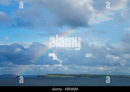 Regenbogen über Godrevy Leuchtturm mit blauem Meer und weißen Wolken im Himmel über den Ozean in der Nähe von St Ives Cornwall Südwesten England UK Stockfoto