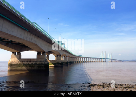 Neue Severn-Brücke über den Fluss Severn Mündung, die England von Wales auf sonnigen Frühling Tag Gloucestershire UK teilt Stockfoto