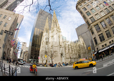 St Patricks Patricks Kathedrale und gelbes Taxi Cab auf 5. Fifth Avenue Downtown Manhattan New York NY USA Amerika Stockfoto