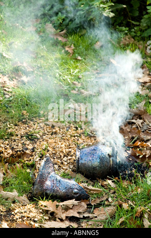 Ein Raku gebrannt Topf, noch heiß, kurz nach der Entnahme aus einer Reduzierung der Kammer. Stockfoto