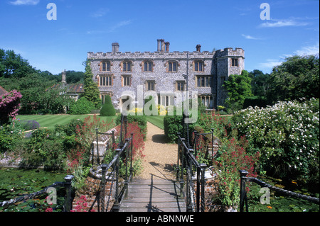 Mannington Hall, Norfolk, England, UK-Haus, Garten und graben, Norfolk, gestreiften Rasen, Centranthus, Brücke, graben, Reisen, Tourismus Stockfoto