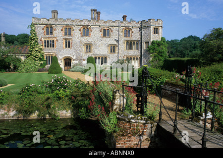 Mannington Hall, Haus, Garten und graben, Norfolk, gestreiften Rasen, Centranthus, Brücke, graben, Reisen, Tourismus England UK stattliche Stockfoto