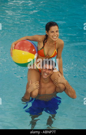 Lateinischen paar spielen im Schwimmbad Stockfoto