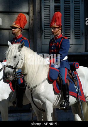 Zwei montiert Horse Guards außerhalb des Palacio Real Royal Palace-Madrid-Spanien Stockfoto