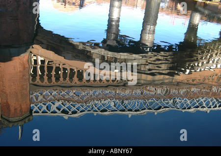 Ein Spiegelbild der Manchester-Liverpool-Eisenbahnbrücke in Castlefield Manchester Stockfoto