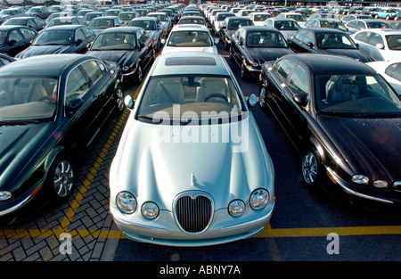 Lange Schlangen von brandneuen Jaguar Cars erwarten Export bei Wallenius Wilhelmsen Verlader in Southampton Docks Stockfoto