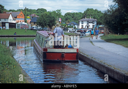 LLANGOLLEN DENBIGHSHIRE NORTH WALES UK Kanalboot vorbei in Trevor Becken Llangollen Shropshire Union Canal trifft Stockfoto