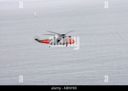 Königliche Marine Meerkönigs Rettungshubschrauber auf Patrouille über der Südküste von england Stockfoto