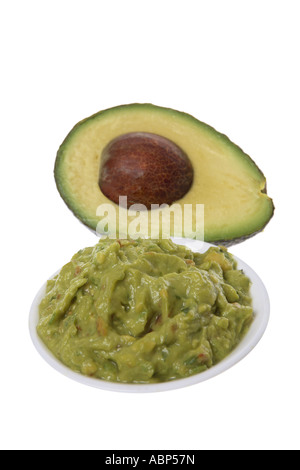 Avocado und Guacamole auf weißem Hintergrund ausschneiden Stockfoto