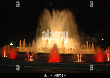 Blick auf bunte leuchtende Fontänen Plaça de Espanya Platz Barcelona Barça Barca Katalonien Costa Brava España Spanien Europa Stockfoto