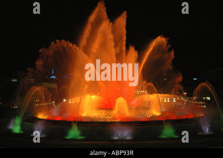 Blick auf bunte leuchtende Fontänen Plaça de Espanya Platz Barcelona Barça Barca Katalonien Costa Brava España Spanien Europa Stockfoto