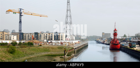 Der Hythe Quay in Colchester zeigt neue Bauarbeiten. Und das alte Coldock-Gebäude in der Ferne (Colchester Dock Transit Company Website) Stockfoto