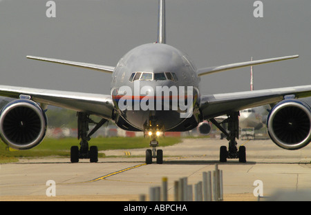 United Airlines-Verkehrsflugzeug des Rollens am Flughafen London Heathrow. Bild von Andrew Hasson Mai 18. 2006 Stockfoto