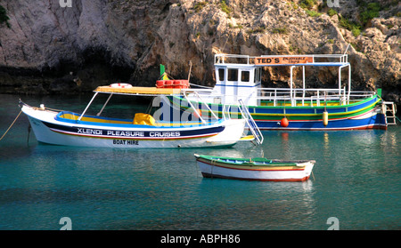 Angelboote/Fischerboote im kleinen Hafen von Xlendi Bay Gozo Malta Stockfoto