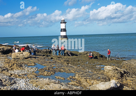 PENMON Punkt ISLE OF ANGLESEY NORTH WALES UK September A beliebter Ort für Fischerei Gruppen Penmon Leuchtturm wurde im Jahre 1831 gebaut. Stockfoto