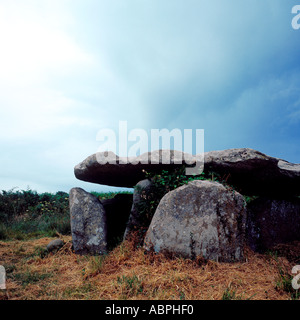 Die Überreste eines neolithischen Grabes ein Dolmen auf Ile Grande Brittany France Stockfoto