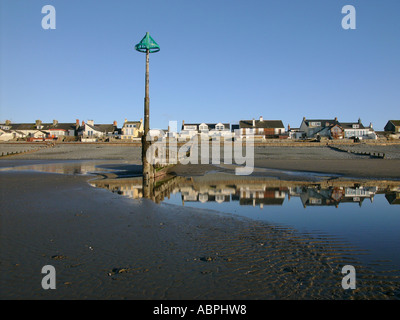 Borth Strand, Ebbe, Reflexionen und Wasser, Wintersonne in den Nachmittag, kalten Tag, Ceredigion Wales UK Stockfoto