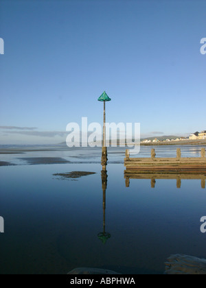 Borth Strand, Ebbe, Reflexionen und Wasser, Wintersonne am Nachmittag, kalten Wintertag, Ceredigion Wales Stockfoto