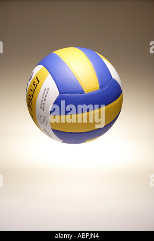 Volleyball in der Luft schweben Stockfoto