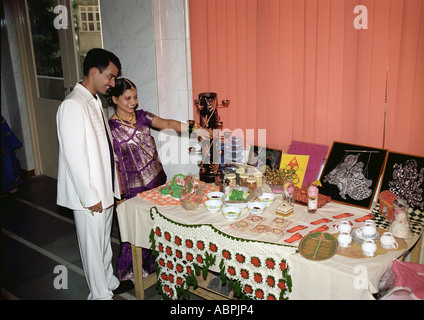 Paar bei Rukhwat Trauung während der indischen Maharashtrian Hochzeit Indien Stockfoto