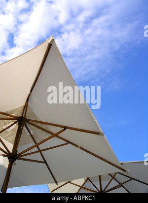 Stoff-Sonnenschirm mit Holzgestell Stockfoto