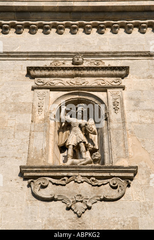 Eine Relief-Statue an der Außenwand des Monte Angelo. Santuario di San Michele Arcangelo. Puglia Italien Stockfoto