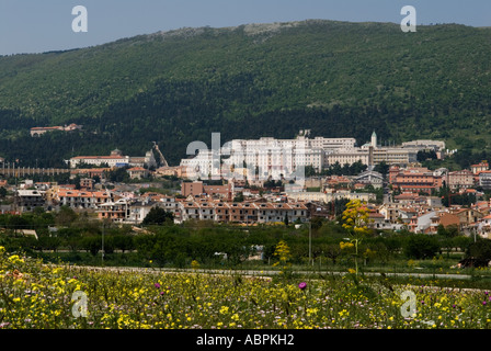 [San Giovanni Rotondo]. Puglia. Italien-Gargano Region.  "Krankenhaus für die Linderung des Leidens" dominiert die Landschaft Stockfoto