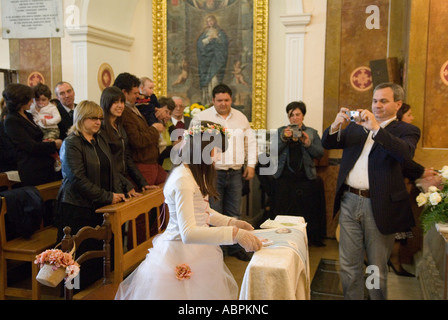 Katholische Bestätigung Italien. Junges Mädchen in ihrem weißen Konfirmationskleid, fotografiert vom Vater. San Giovanni Rotondo, Apulien. 2006 HOMER SYKES Stockfoto