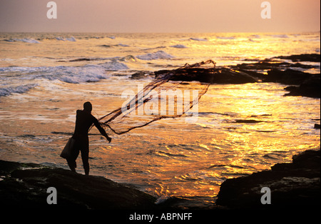 Ein fischernetz aus dem Felsen auf Labadi Beach, in der Nähe von Accra Ghana Stockfoto