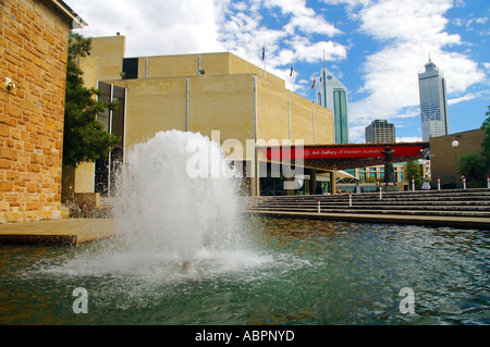 Brunnen im Hof des Kulturzentrums mit der Art Gallery of Western Australia Stockfoto