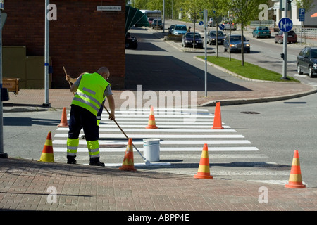 Männer, die Malerei Zebrastreifen Streifen Stockfoto